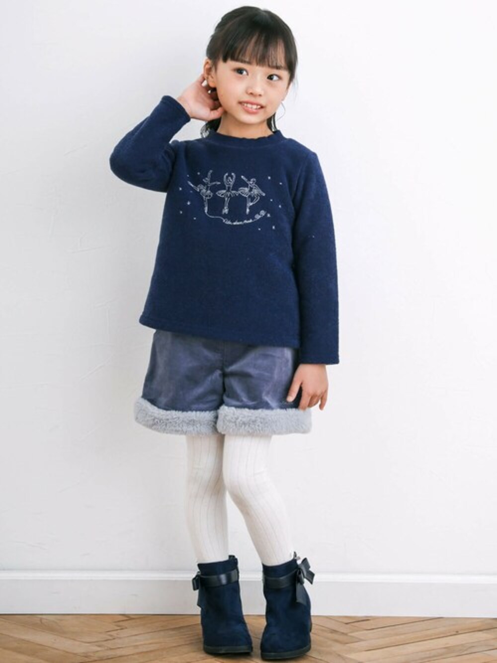 「冬コーデ、お出かけコーデ、BeBe、プレゼント、女の子、かわいい、秋コーデ」｜「BeBeのブークレーフリースバレリーナ刺しゅうトレーナー(90~150cm)（スウェット、ブルー系）」を使った、BEBE ONLINE STOREさん（キッズ・110cm）の秋コーディネートの1枚目の写真