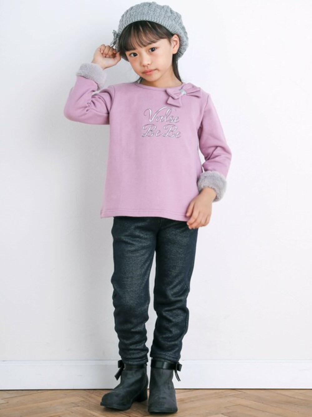 「冬コーデ、お出かけコーデ、BeBe、プレゼント、女の子、かわいい、秋コーデ」｜「BeBeのファーカフスリボントレーナー(80~150cm)（スウェット、ピンク系）」を使った、BEBE ONLINE STOREさん（キッズ・110cm）の秋コーディネートの1枚目の写真
