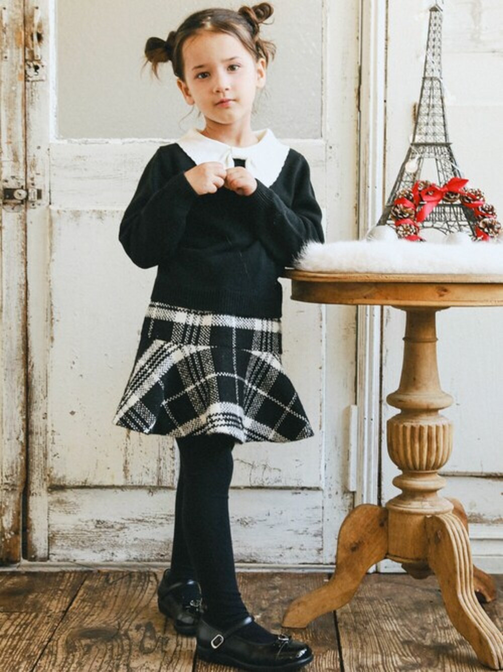 「お出かけコーデ、BeBe、プレゼント、女の子、かわいい、女の子コーデ」｜「BeBeのラメツイードチェックフレアスカート(90~150cm)（スカート、ブラック系）」を使った、BEBE ONLINE STOREさん（キッズ・107cm）の秋コーディネートの1枚目の写真