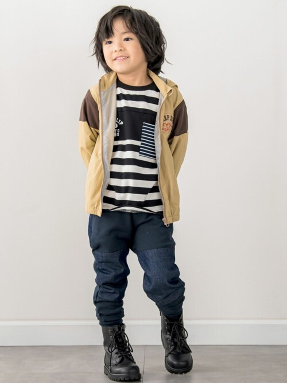「カジュアル、シンプル、キッズコーデ、男の子、シンプルコーデ、カジュアルコーデ、男の子コーデ、キッズファッション、SLAPSLIP、スラップスリップ」｜「SLAP SLIPのワッペン付配色切り替えジャケット(80~130cm)（その他アウター、ベージュ系）」を使った、BEBE ONLINE STOREさん（キッズ・106cm）の秋コーディネートの1枚目の写真