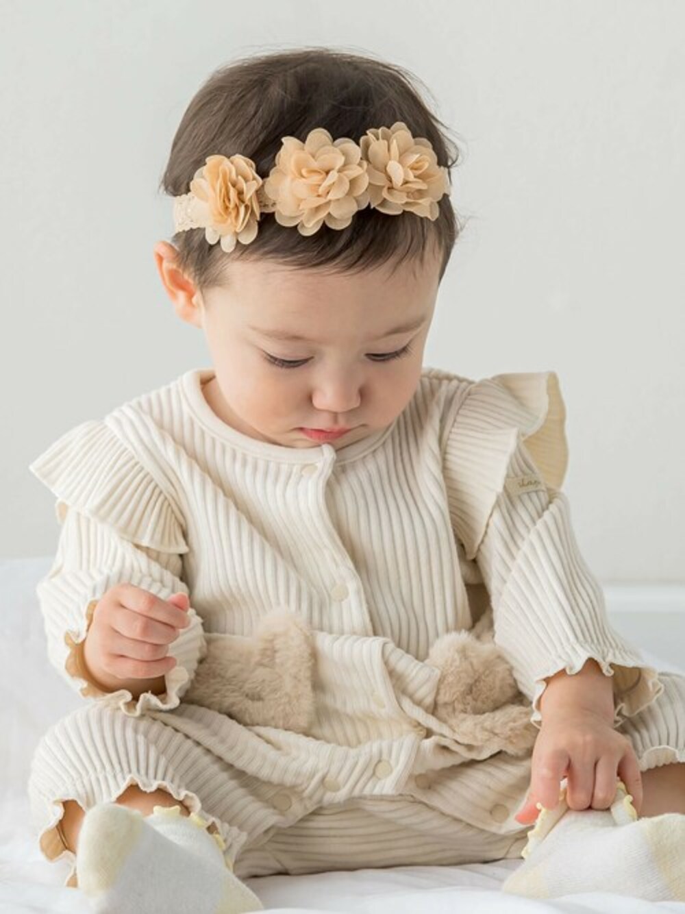 「冬コーデ、赤ちゃん、プレゼント、女の子、かわいい、ベビーコーデ、秋コーデ、SLAPSLIP、スラップスリップ」｜「SLAP SLIP BABYのフワフワシフォンお花カチュームベビー(44~54cm)（その他ベビーウェア、オレンジ系）」を使った、BEBE ONLINE STOREさん（キッズ・71cm）の秋コーディネートの1枚目の写真