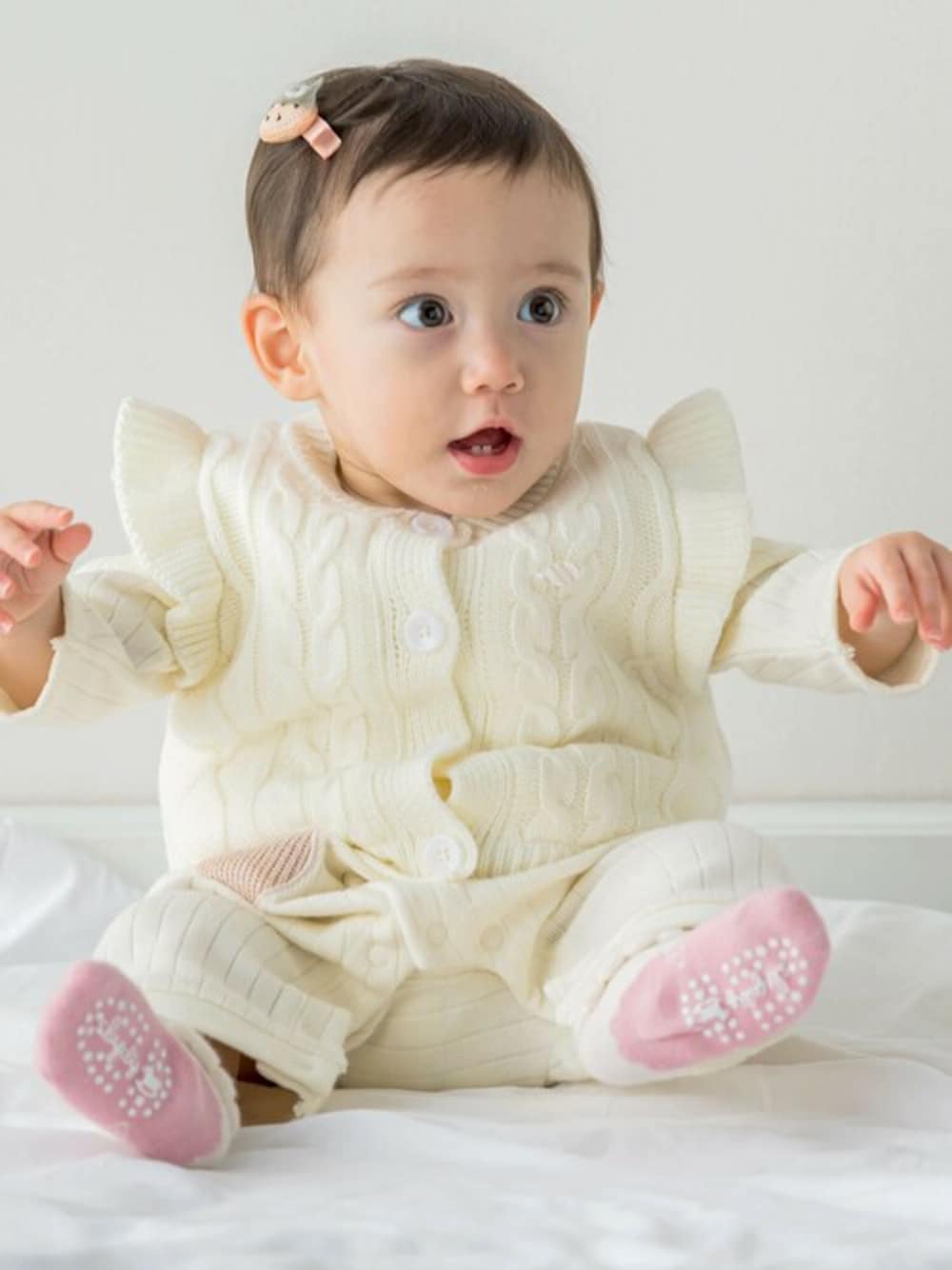 ホワイト系のその他ベビーウェア、ホワイト系のロンパース、ブラウン系のその他ベビー用品を着用したキッズの秋コーディネートの1枚目の写真