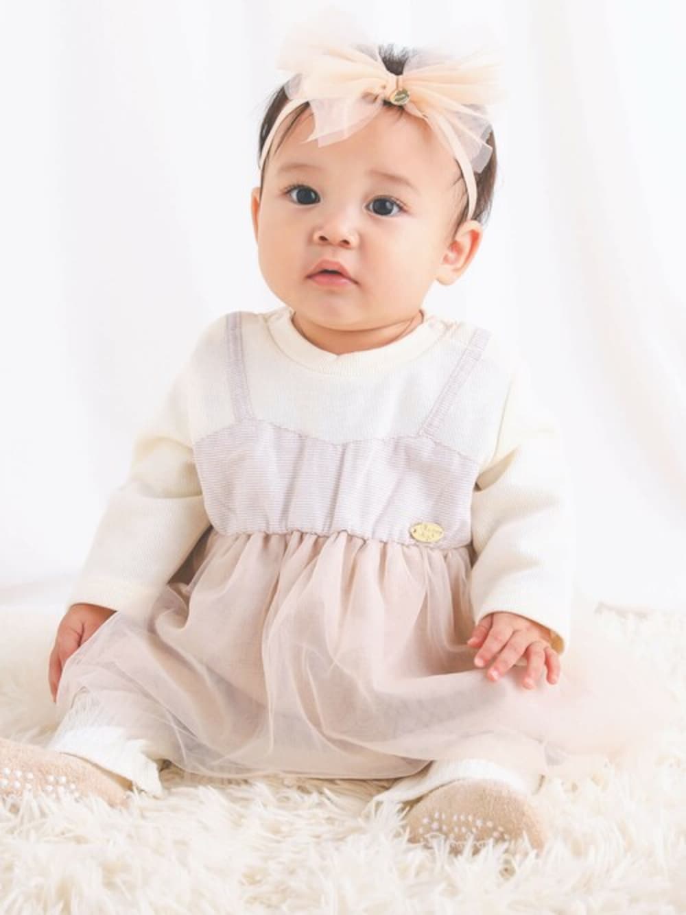 ピンク系のその他ベビーウェア、ピンク系のベビーシューズ/ベビーソックスを着用したキッズの秋コーディネートの1枚目の写真