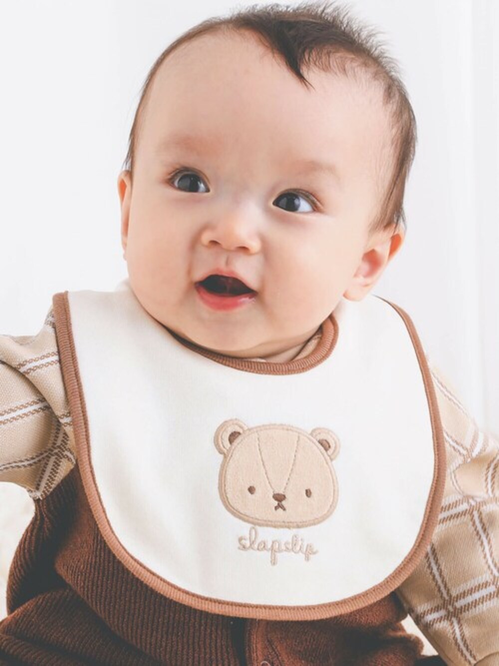 「冬コーデ、お出かけコーデ、男の子、プレゼント、かわいい、男の子コーデ、秋コーデ、SLAPSLIP、スラップスリップ」｜「SLAP SLIP BABYのクマウサギペンギンアニマルモチーフスタイベビー（スタイ/よだれかけ、ホワイト系）」を使った、BEBE ONLINE STOREさん（キッズ・65cm）の秋コーディネートの1枚目の写真