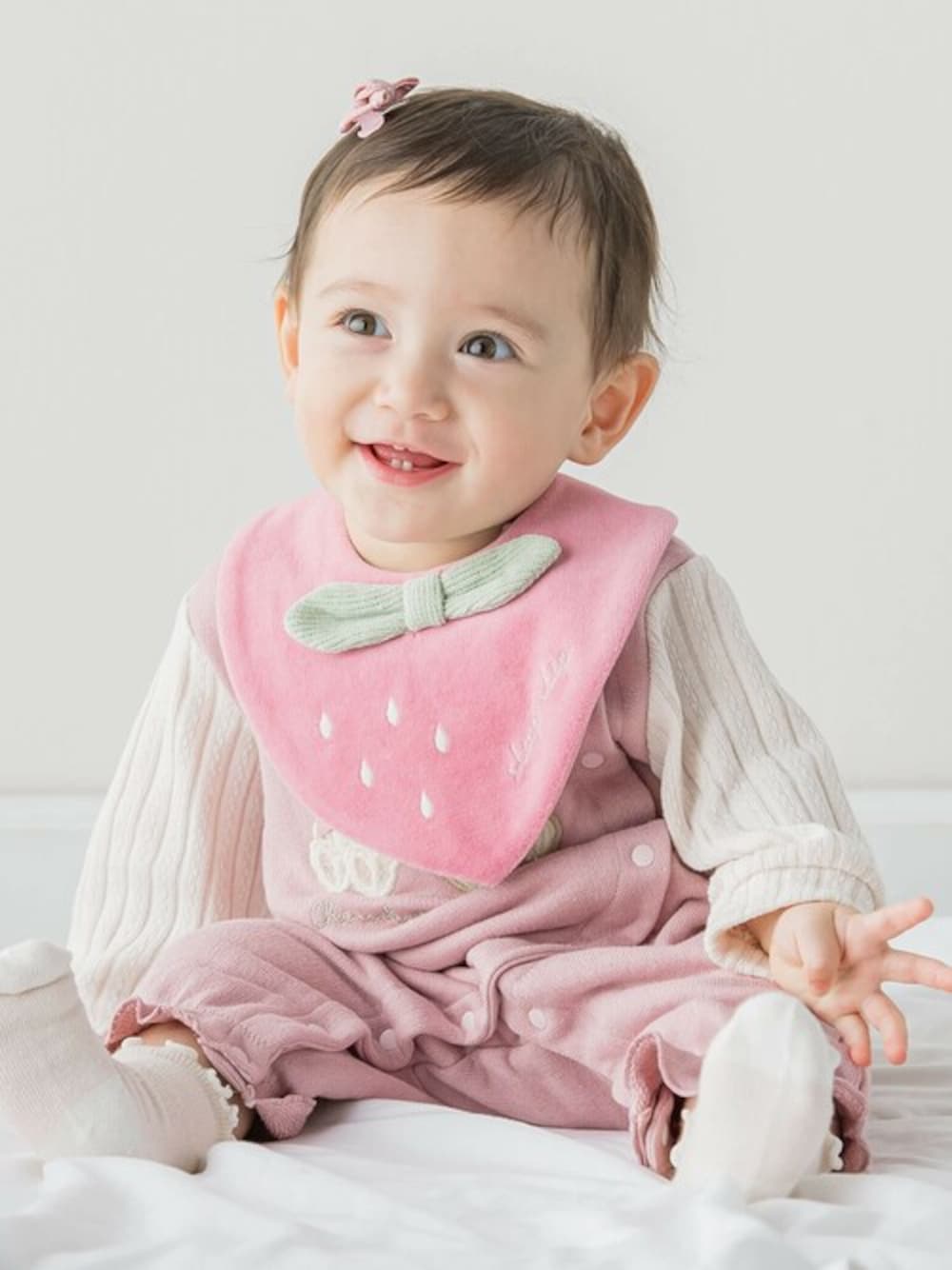 「冬コーデ、お出かけコーデ、プレゼント、女の子、かわいい、女の子コーデ、秋コーデ、SLAPSLIP、スラップスリップ」｜「SLAP SLIP BABYのイチゴモチーフスタイベビー（スタイ/よだれかけ、ピンク系）」を使った、BEBE ONLINE STOREさん（キッズ・70cm）の秋コーディネートの1枚目の写真