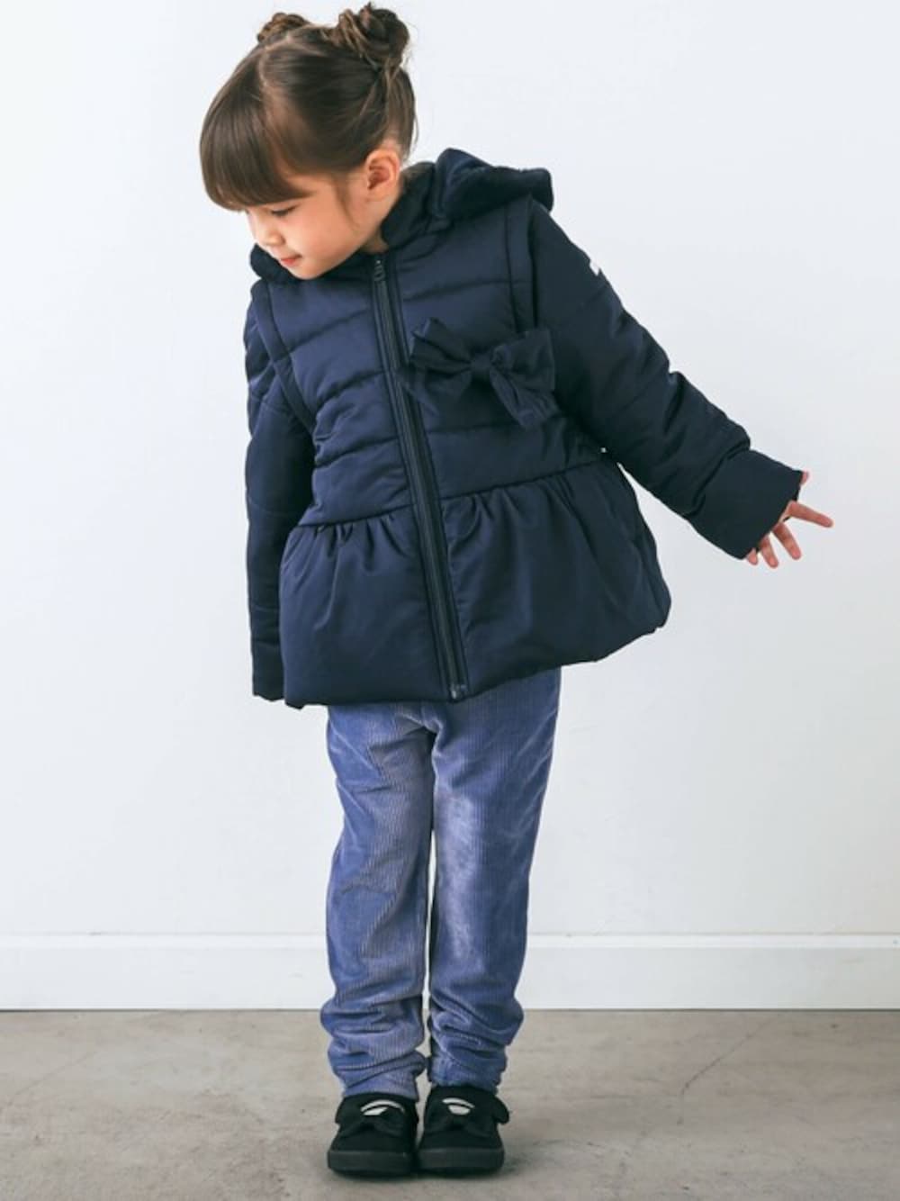 「冬コーデ、お出かけコーデ、プレゼント、女の子、かわいい、女の子コーデ、秋コーデ、SLAPSLIP、スラップスリップ」｜「SLAP SLIPの4WAY中綿リボン付きコート(80~130cm)（その他アウター、ブルー系）」を使った、BEBE ONLINE STOREさん（キッズ・103cm）の秋コーディネートの1枚目の写真