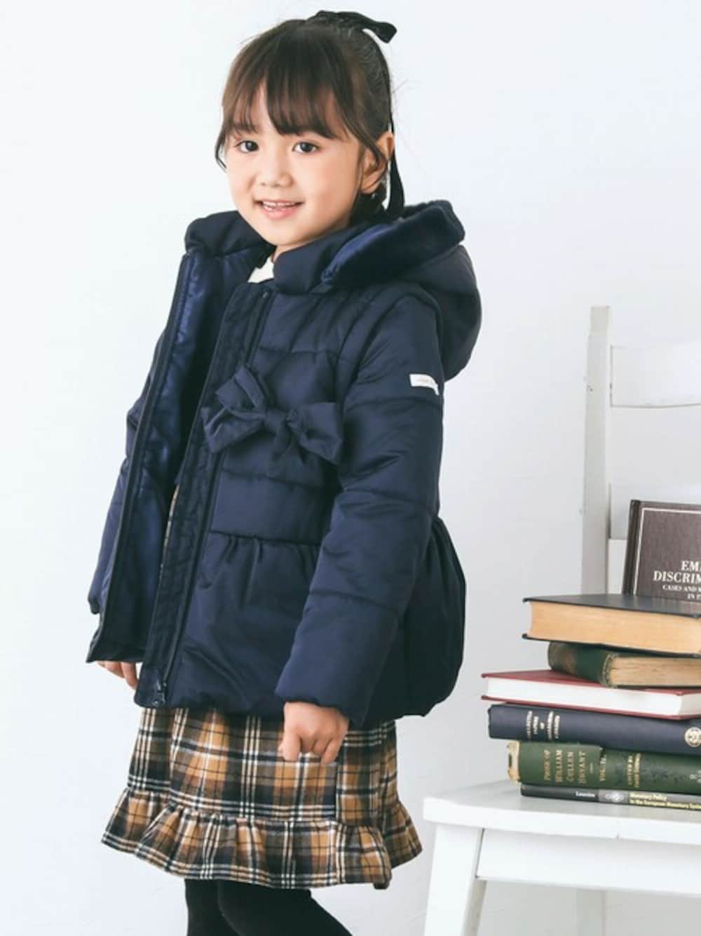 「冬コーデ、お出かけコーデ、女の子、かわいい、女の子コーデ、秋コーデ、SLAPSLIP、スラップスリップ」｜「SLAP SLIPの4WAY中綿リボン付きコート(80~130cm)（その他アウター、ブルー系）」を使った、BEBE ONLINE STOREさん（キッズ・111cm）の秋コーディネートの1枚目の写真