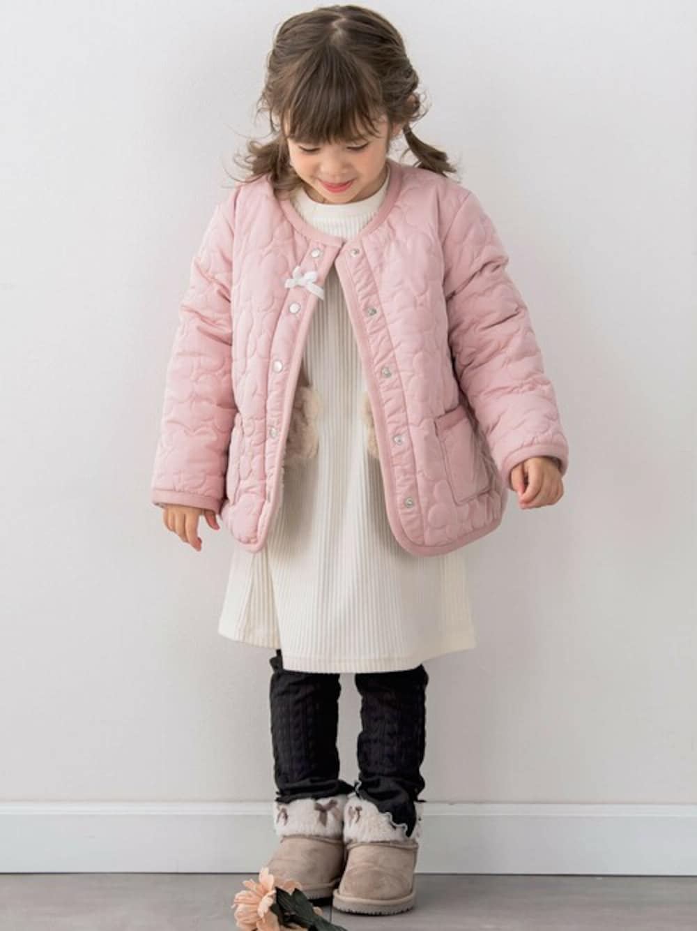 「ワンピース、カジュアル、キッズコーデ、女の子、カジュアルコーデ、女の子コーデ、秋冬コーデ、キッズファッション、SLAPSLIP、スラップスリップ」｜「SLAP SLIPの【お揃い】リボン付き花刺しゅう柄中綿キルトボアリバーシブルジャケット(80~130cm)（その他アウター、ピンク系）」を使った、BEBE ONLINE STOREさん（キッズ・103cm）の秋コーディネートの1枚目の写真