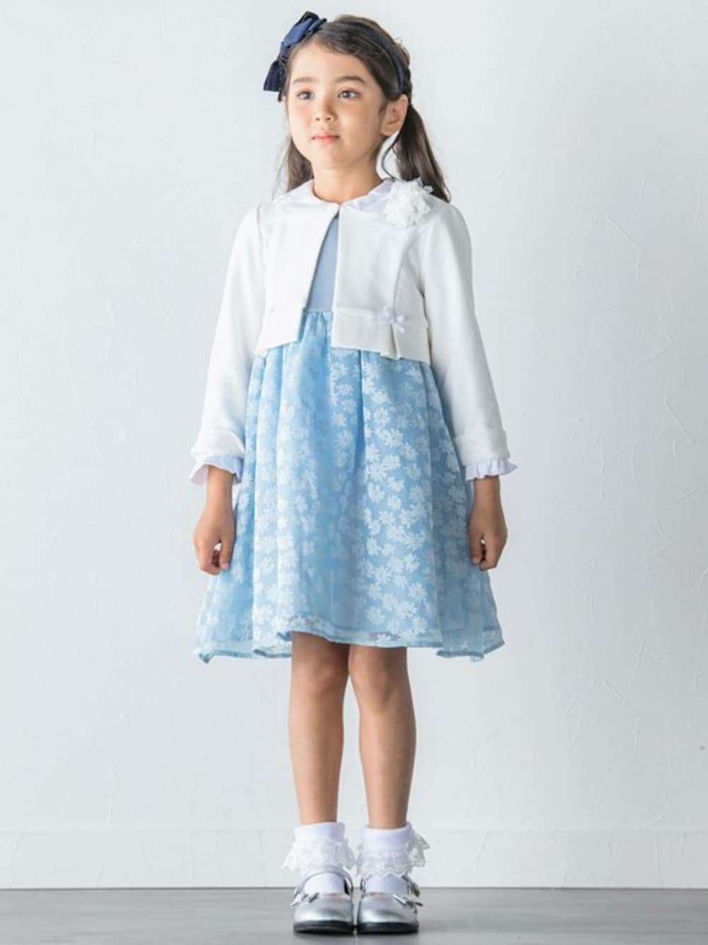 「ジャケット、ワンピース、ドレス、春色、花柄ワンピース、入学式、女の子、ボレロ、入学式コーデ、べべ」｜「BeBeのシアー花柄切替ワンピース(110~130cm)（ワンピース、ブルー系）」を使った、BEBE ONLINE STOREさん（キッズ・112cm）の冬コーディネートの1枚目の写真