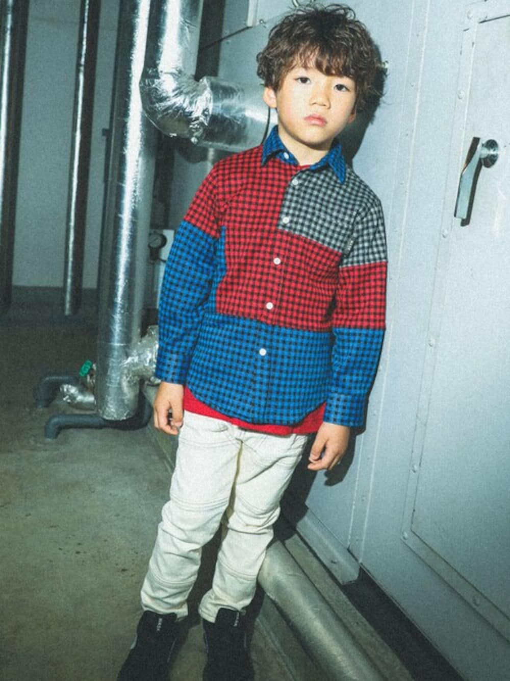 レッド系のシャツ/ブラウス、ホワイト系のデニムパンツを着用したキッズの冬コーディネートの1枚目の写真