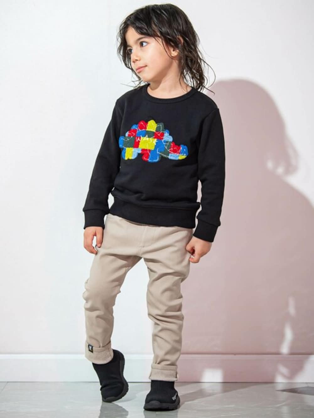 ブラック系のスウェット、ベージュ系のその他パンツを着用したキッズの冬コーディネートの1枚目の写真
