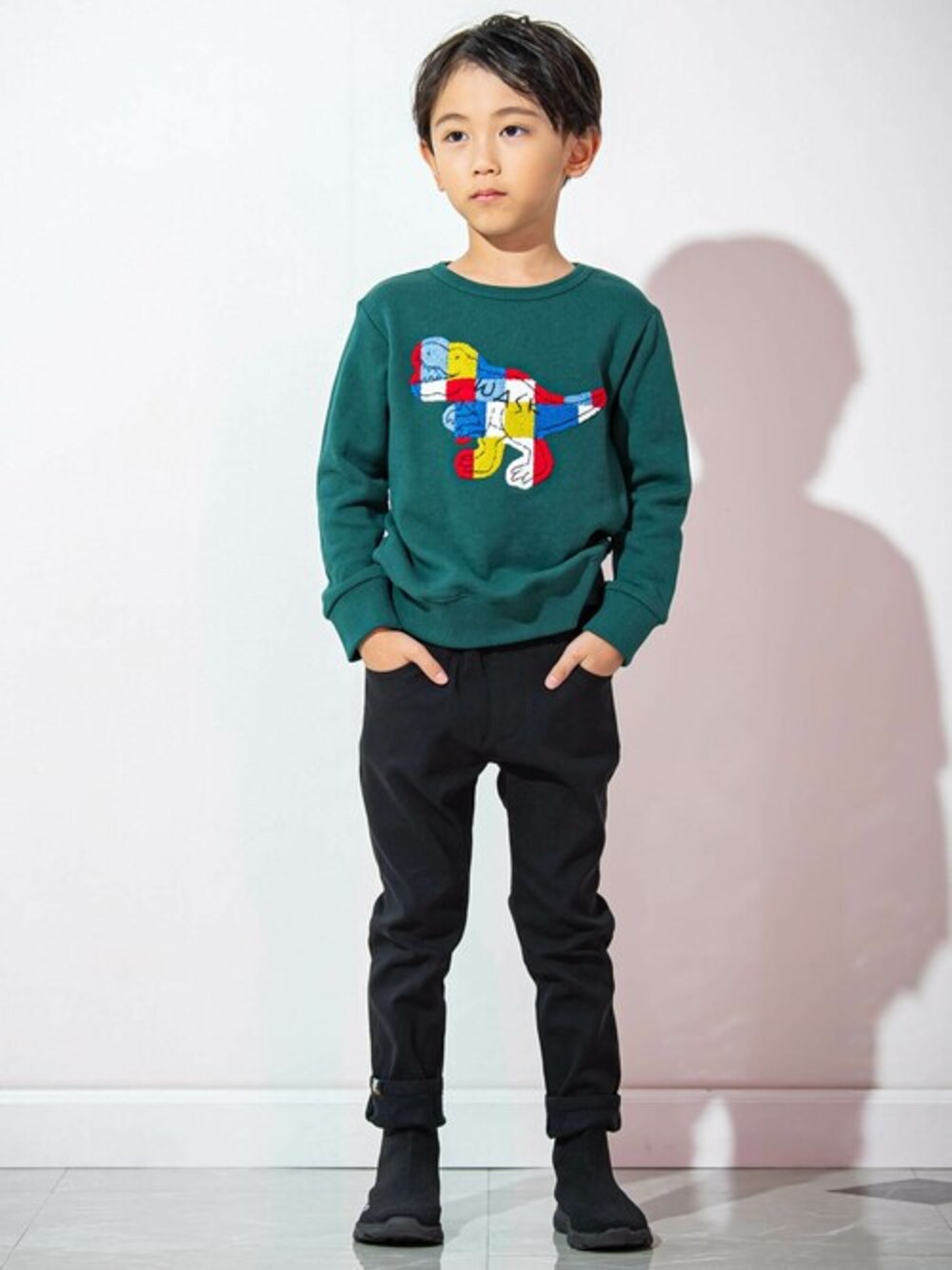 グリーン系のスウェット、ブラック系のその他パンツを着用したキッズの冬コーディネートの1枚目の写真