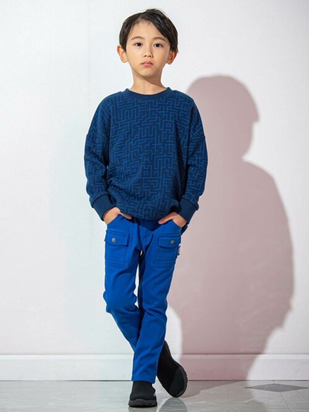 ブルー系のスウェット、ブルー系のその他パンツを着用したキッズの冬コーディネートの1枚目の写真