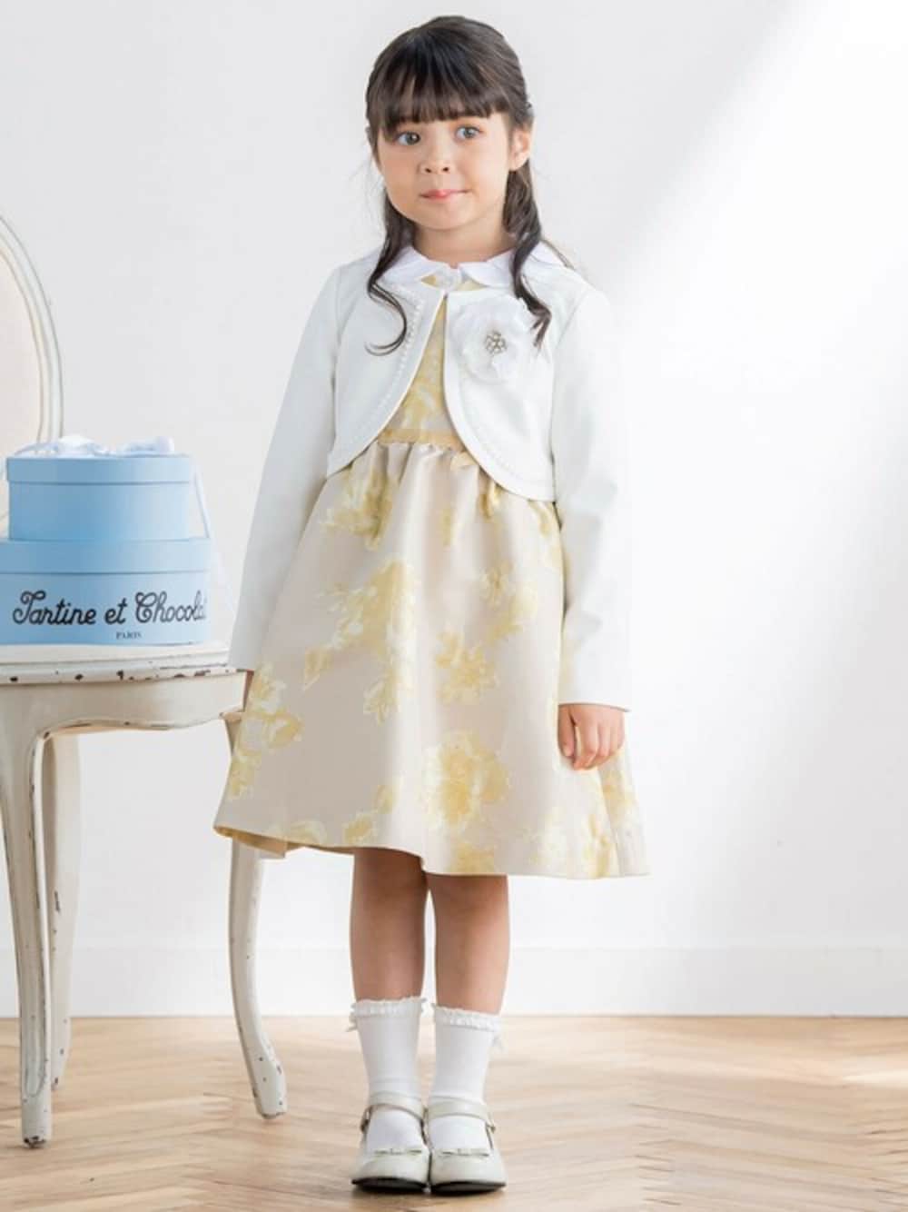 「お出かけコーデ、卒業式、春コーデ、入学式、女の子、夏コーデ、かわいい、女の子コーデ、Tartine et Chocolat、タルティーヌ エ ショコラ」｜「Tartine et Chocolatの【日本製】ラメフクレジャガード花柄ジャンパースカート(110~130cm)（ジャンパースカート、ベージュ系）」を使った、BEBE ONLINE STOREさん（キッズ・115cm）の冬コーディネートの1枚目の写真