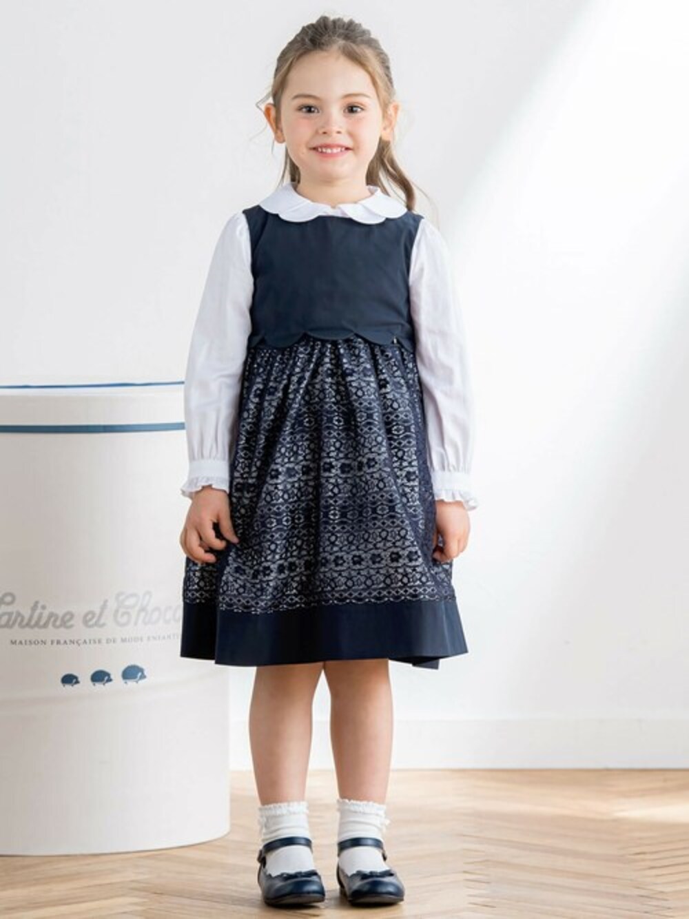 「お出かけコーデ、卒業式、春コーデ、入学式、女の子、夏コーデ、かわいい、女の子コーデ、Tartine et Chocolat、タルティーヌ エ ショコラ」｜「Tartine et Chocolatのケミカルレース切替ジャンパースカート(110~130cm)（ジャンパースカート、ブルー系）」を使った、BEBE ONLINE STOREさん（キッズ・109cm）の冬コーディネートの1枚目の写真