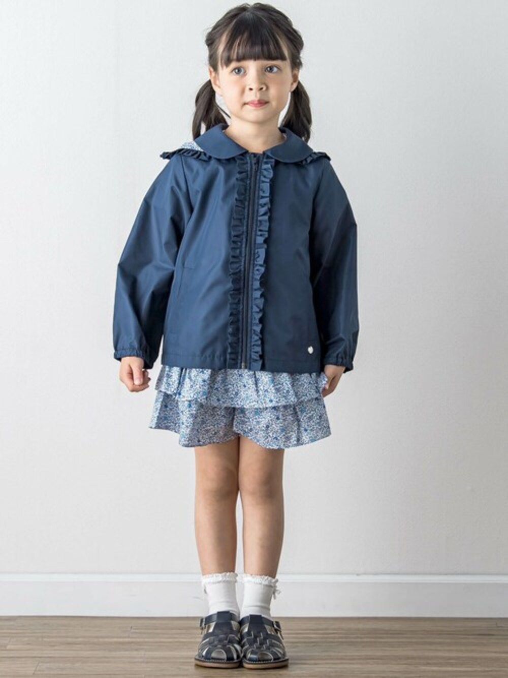 「散歩、お出かけコーデ、女の子、かわいい、女の子コーデ、Tartine et Chocolat、タルティーヌ エ ショコラ」｜「Tartine et Chocolatのフード取り外しxタフタxリバティ(Kate&Millie)タナローンジャケット(90~140cm)（その他アウター、ブルー系）」を使った、BEBE ONLINE STOREさん（キッズ・115cm）の冬コーディネートの1枚目の写真