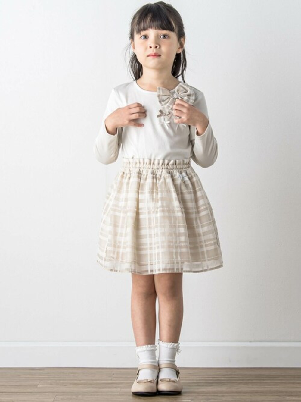 「散歩、お出かけコーデ、女の子、かわいい、女の子コーデ、Tartine et Chocolat、タルティーヌ エ ショコラ」｜「Tartine et Chocolatのスムース麻スラブ入りチェック柄リボン付きTシャツ(90~140cm)（Tシャツ/カットソー、ベージュ系）」を使った、BEBE ONLINE STOREさん（キッズ・115cm）の冬コーディネートの1枚目の写真