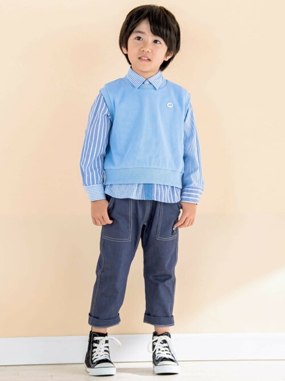 レッド系のアンサンブル、ベージュ系のその他パンツを着用したキッズの冬コーディネートの1枚目の写真