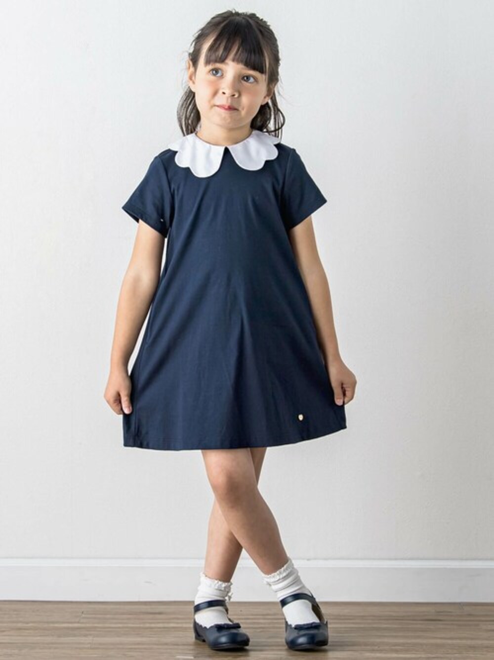 ブルー系のワンピース、ブルー系のパンプス、ホワイト系のソックス/靴下を着用したキッズの冬コーディネートの1枚目の写真