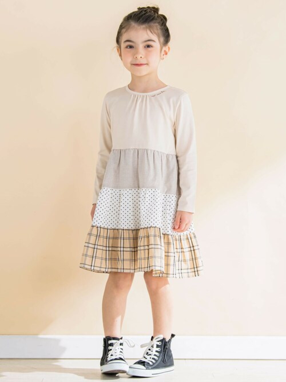 「ワンピース、カジュアル、グラデーション、切り替え、女の子、通学コーデ、ティアードワンピース、お洒落さんとつながりたい、通園コーデ、Noeil aime BeBe」｜「Noeil aime BeBeの【お揃い】天竺切り替えティアードワンピース(80~130cm)（ワンピース、ベージュ系）」を使った、BEBE ONLINE STOREさん（レディース・110cm）の冬コーディネートの1枚目の写真