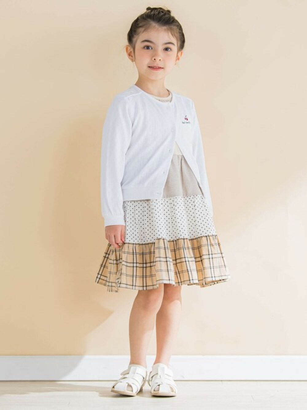 「カーディガン、ワンピース、カジュアル、女の子、ボレロ、通学コーデ、ティアードワンピース、お洒落さんとつながりたい、通園コーデ、Noeil aime BeBe」｜「Noeil aime BeBeの【お揃い】天竺切り替えティアードワンピース(80~130cm)（ワンピース、ベージュ系）」を使った、BEBE ONLINE STOREさん（キッズ・110cm）の冬コーディネートの1枚目の写真