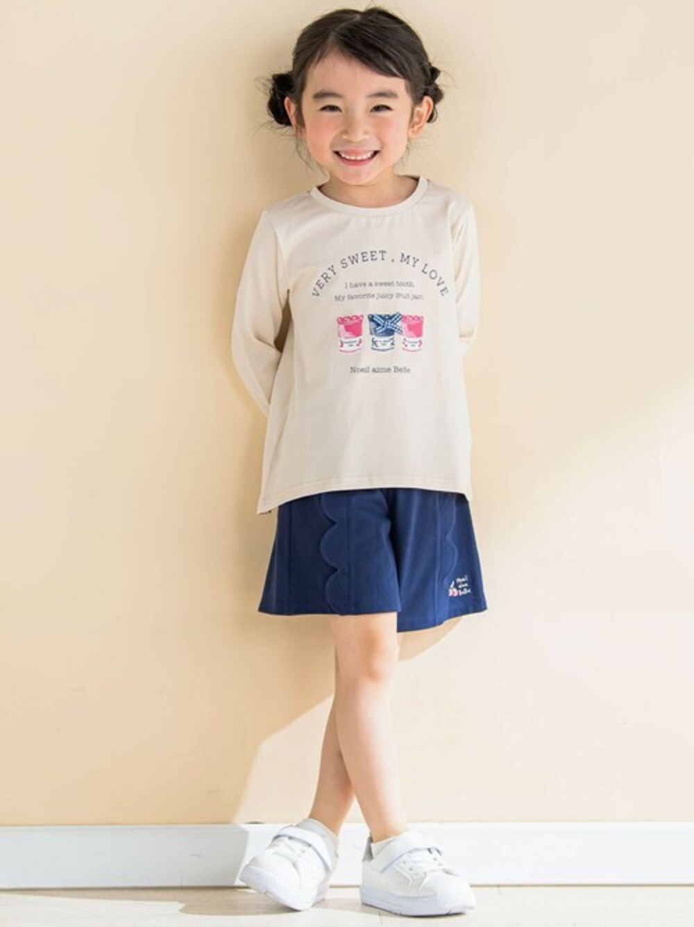 「Tシャツ、ハーフパンツ、Aライン、女の子、スカラップ、カジュアルコーデ、通学コーデ、お洒落さんとつながりたい、通園コーデ、Noeil aime BeBe」｜「Noeil aime BeBeのジャムプリント後ろタックAラインTシャツ(80~130cm)（Tシャツ/カットソー、ベージュ系）」を使った、BEBE ONLINE STOREさん（キッズ・108cm）の冬コーディネートの1枚目の写真