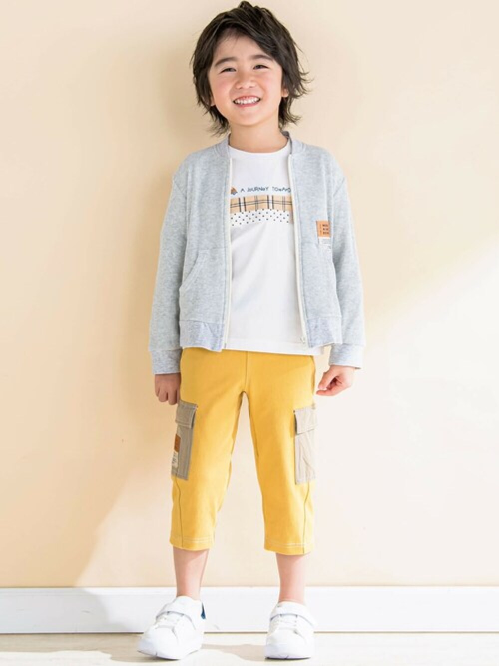 「ジャケット、カジュアル、Tシャツ、カーゴパンツ、男の子、パンツスタイル、通学コーデ、お洒落さんとつながりたい、通園コーデ、Noeil aime BeBe」｜「Noeil aime BeBeのワッフルカンガルーポケットジャケット(90~130cm)（その他アウター、ブルー系）」を使った、BEBE ONLINE STOREさん（キッズ・112cm）の冬コーディネートの1枚目の写真