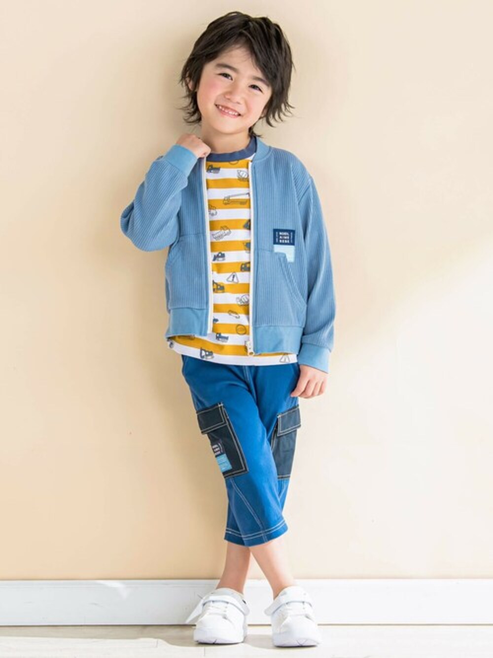 「ジャケット、ボーダー、Tシャツ、カーゴパンツ、男の子、通学コーデ、カンガルーポケット、お洒落さんとつながりたい、通園コーデ、Noeil aime BeBe」｜「Noeil aime BeBeのワッフルカンガルーポケットジャケット(90~130cm)（その他アウター、ブルー系）」を使った、BEBE ONLINE STOREさん（キッズ・112cm）の冬コーディネートの1枚目の写真