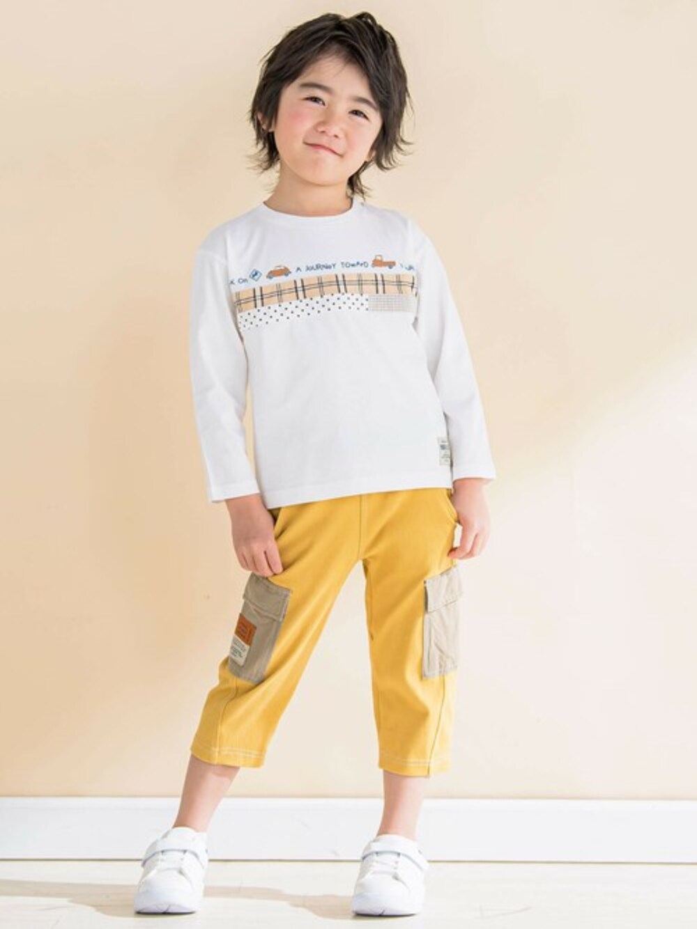 ホワイト系のTシャツ/カットソー、イエロー系のその他パンツを着用したキッズの冬コーディネートの1枚目の写真