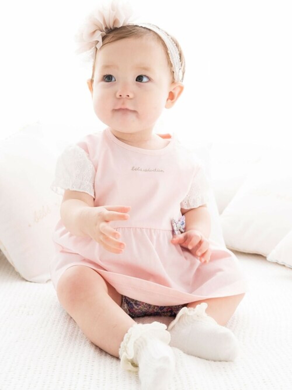 「セットアップ、ヘアバンド、Tシャツ、Aライン、アンサンブル、ヘアアクセサリー、お洒落さんとつながりたい、べべ、ラメチュール、fillot de bebe reduction」｜「fillot de bebe reductionのパフスリーブAラインTシャツ＆花プリントブルマ(70~90cm)（アンサンブル、ピンク系）」を使った、BEBE ONLINE STOREさん（レディース・69cm）の冬コーディネートの1枚目の写真