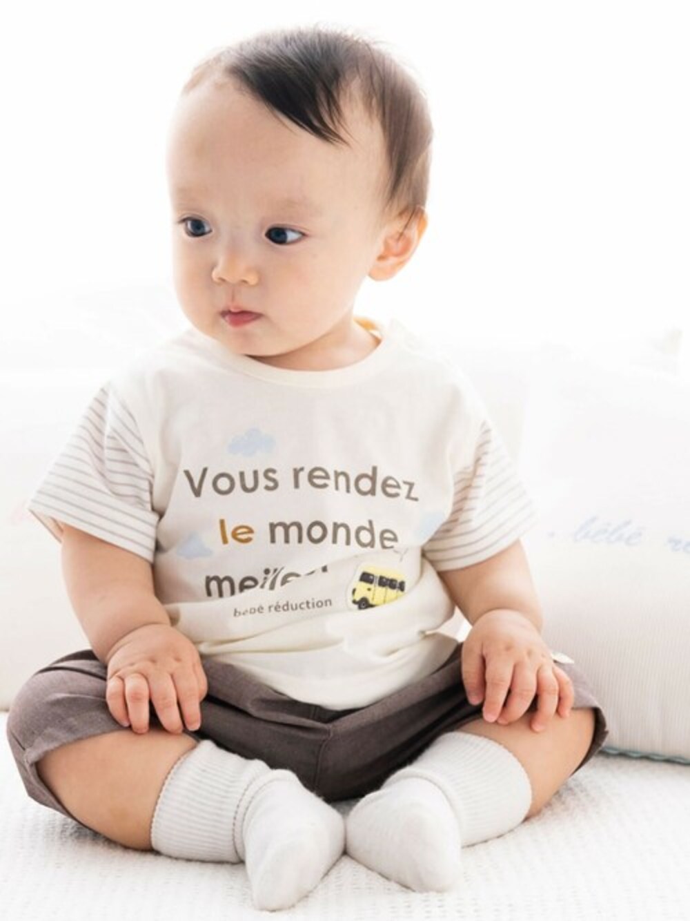 「セットアップ、Tシャツ、男の子、パンツスタイル、アンサンブル、ベビーコーデ、新生児、お洒落さんとつながりたい、fillot de bebe reduction、人気アイテムをチェック！」｜「fillot de bebe reductionの天竺袖ボーダーTシャツ&ダンガリーパンツセット(70~90cm)（アンサンブル、ブルー系）」を使った、BEBE ONLINE STOREさん（レディース・65cm）の冬コーディネートの1枚目の写真