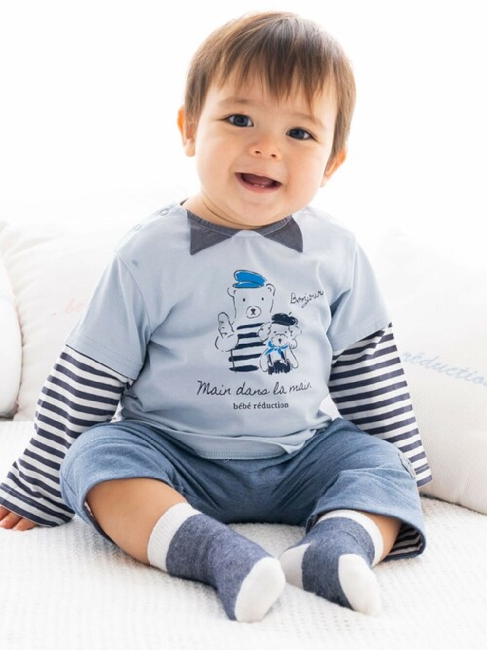 ブルー系のTシャツ/カットソー、ブルー系のその他パンツを着用したキッズの冬コーディネートの1枚目の写真