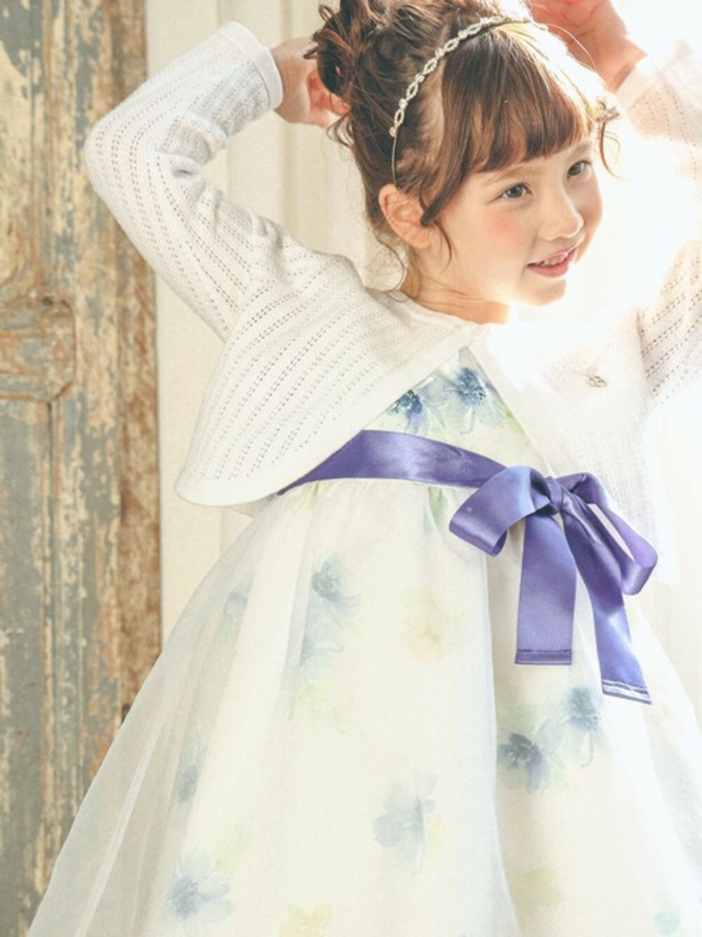 「花柄、チュール、フォーマル、結婚式、BeBe、ドレス、女の子、ボレロ、パニエ、発表会」｜「BeBeのパニエ付き水彩フラワーサテンドレス(95~140cm)（ドレス、ホワイト系）」を使った、BEBE ONLINE STOREさん（キッズ・111cm）の春コーディネートの1枚目の写真