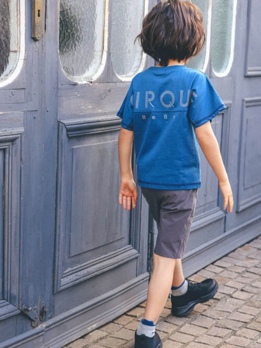 ブルー系のTシャツ/カットソー、グレー系のその他パンツを着用したキッズの春コーディネートの1枚目の写真