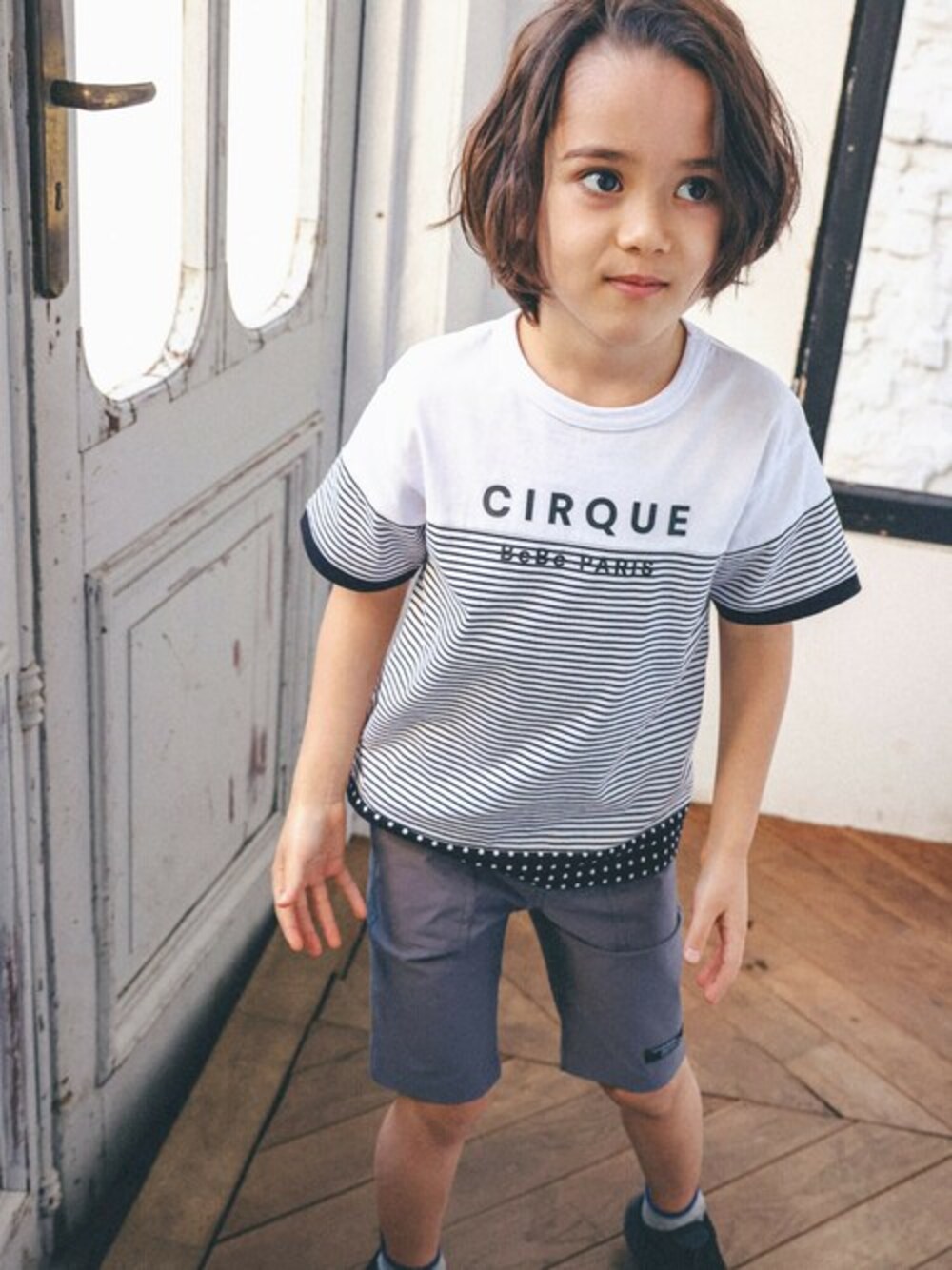 ブラック系のTシャツ/カットソー、グレー系のその他パンツを着用したキッズの春コーディネートの1枚目の写真