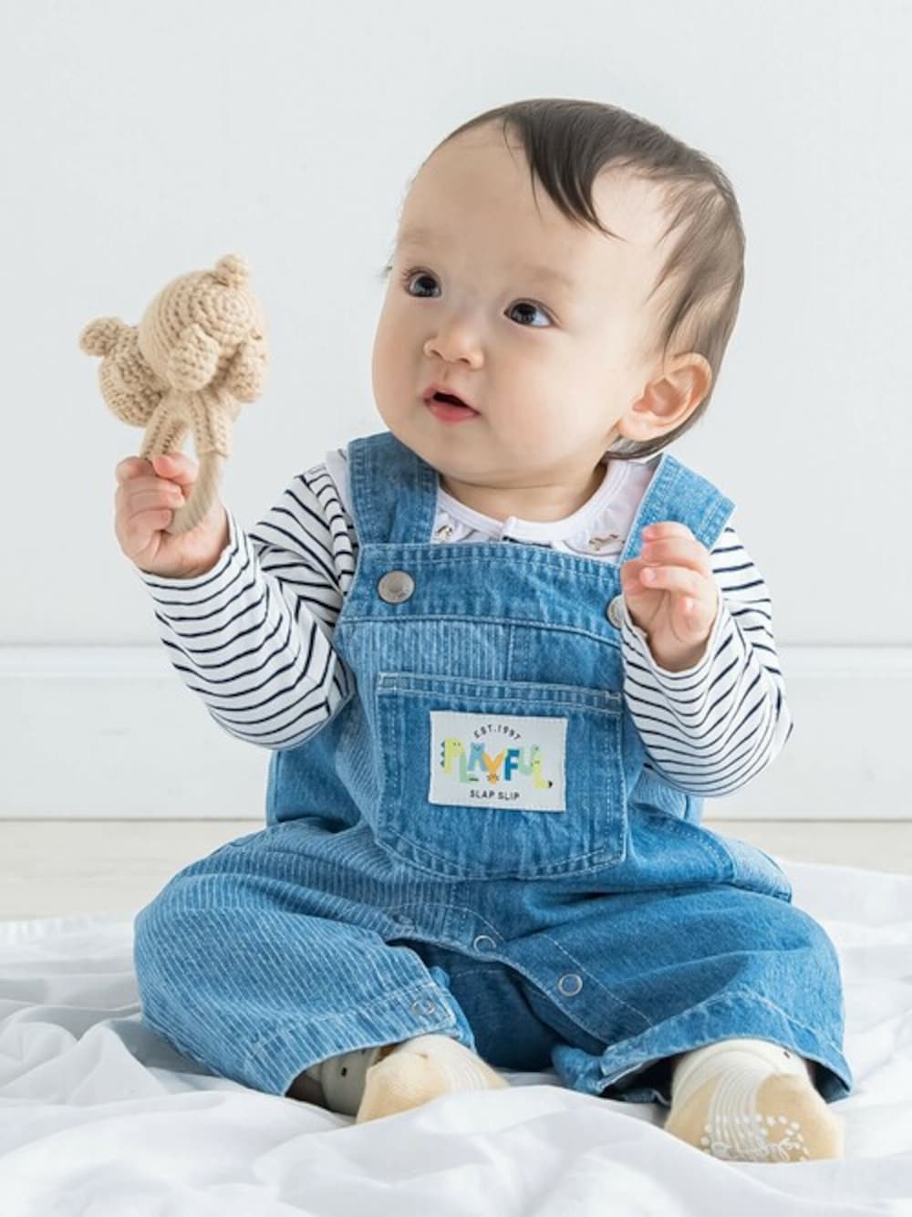 「カジュアル、ボーイッシュ、サロペット、ロンパース、男の子、カジュアルコーデ、男の子コーデ、ベビーコーデ、SLAPSLIP、スラップスリップ」｜「SLAP SLIP BABYの刺しゅう襟付ボディミニベビー(70~80cm)（ロンパース、ブルー系）」を使った、BEBE ONLINE STOREさん（キッズ・67cm）の春コーディネートの1枚目の写真