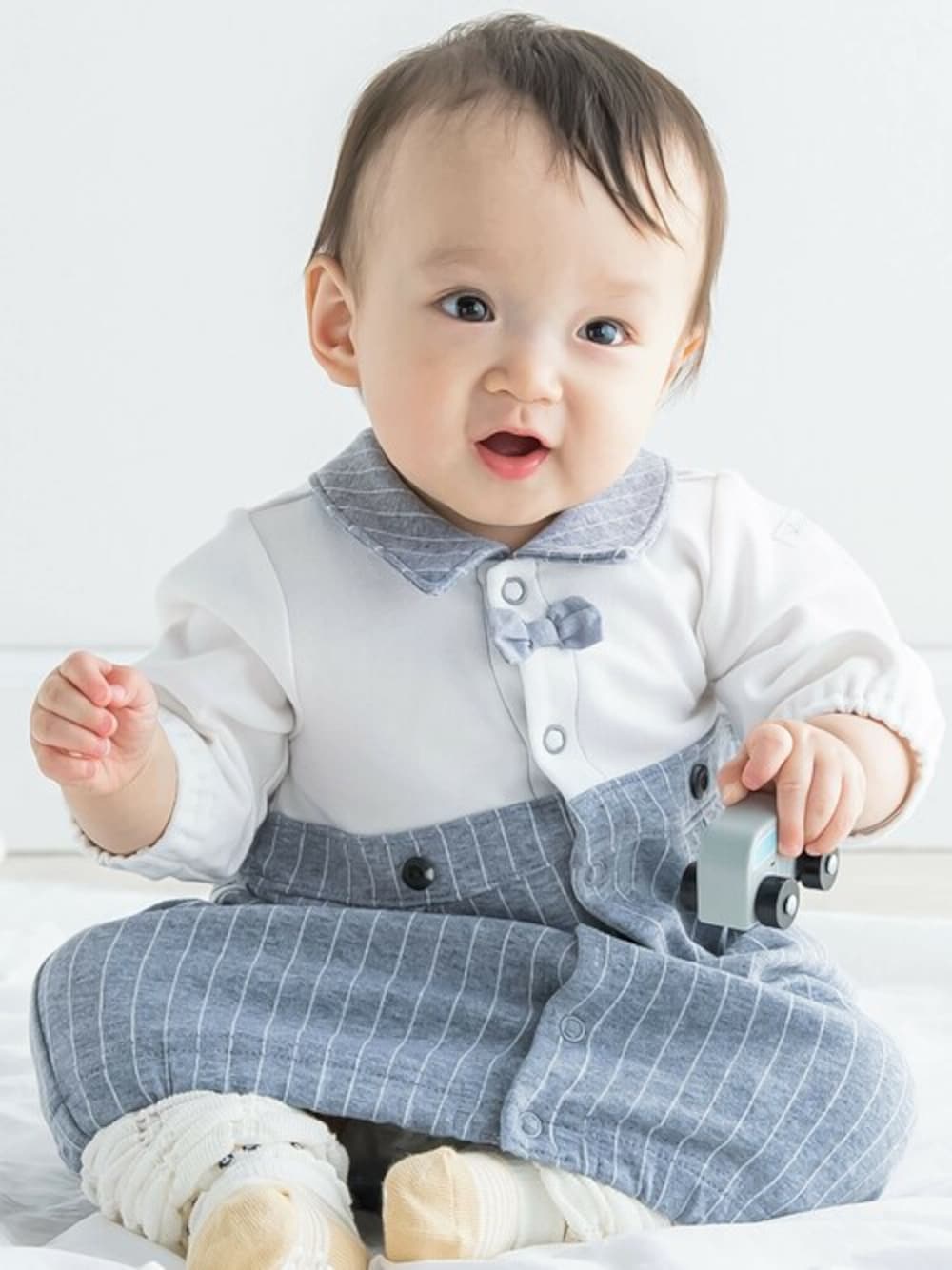「カジュアル、ボーイッシュ、お出かけコーデ、男の子、春コーデ、カジュアルコーデ、男の子コーデ、ベビーコーデ、SLAPSLIP、スラップスリップ」｜「SLAP SLIP BABYのリボンタイ+襟付きストライプ柄2WAYオールベビー(50~70cm)（ロンパース、グレー系）」を使った、BEBE ONLINE STOREさん（キッズ・67cm）の春コーディネートの1枚目の写真
