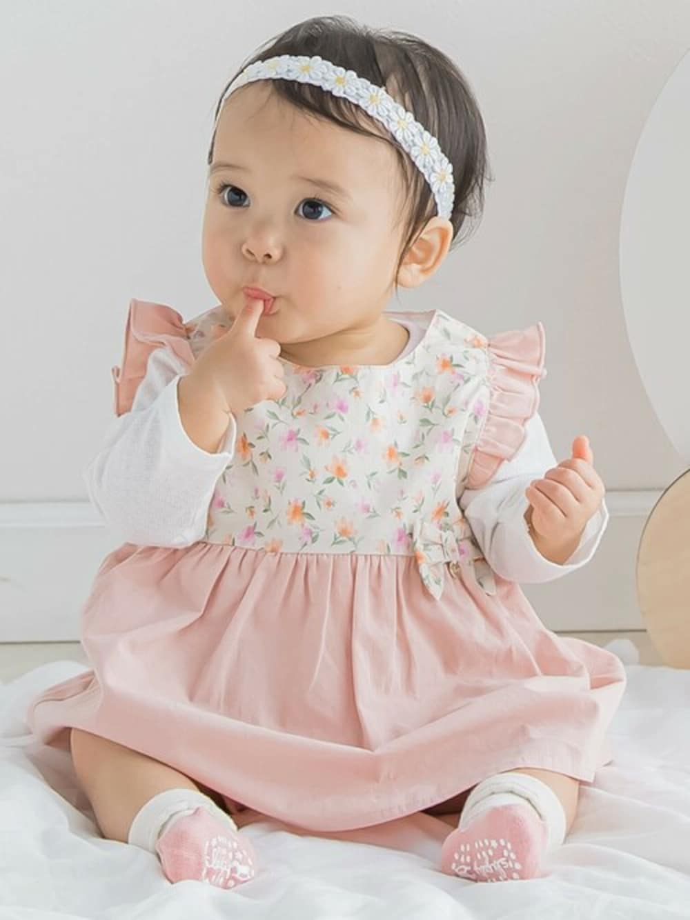 「カジュアル、お出かけコーデ、春コーデ、女の子、おそろいコーデ、カジュアルコーデ、女の子コーデ、ベビーコーデ、SLAPSLIP、スラップスリップ」｜「SLAP SLIP BABYの花レースリボン柄レースカチュームベビー(44~54cm)（その他ベビー用品、イエロー系）」を使った、BEBE ONLINE STOREさん（キッズ・66cm）の春コーディネートの1枚目の写真