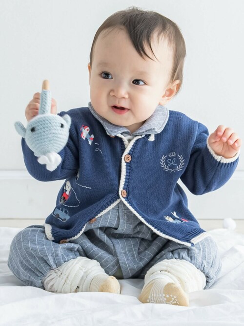 「カジュアル、ボーイッシュ、お出かけコーデ、男の子、春コーデ、カジュアルコーデ、男の子コーデ、ベビーコーデ、SLAPSLIP、スラップスリップ」｜「SLAP SLIP BABYのアニマル乗り物刺しゅうニットカーディガンベビー(70~80cm)（その他ベビーウェア、ブルー系）」を使った、BEBE ONLINE STOREさん（キッズ・67cm）の春コーディネートの1枚目の写真