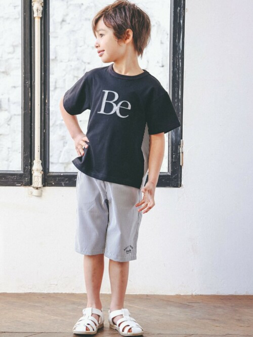ブラック系のTシャツ/カットソー、ブラック系のその他パンツ、ホワイト系のサンダルを着用したキッズの春コーディネートの1枚目の写真