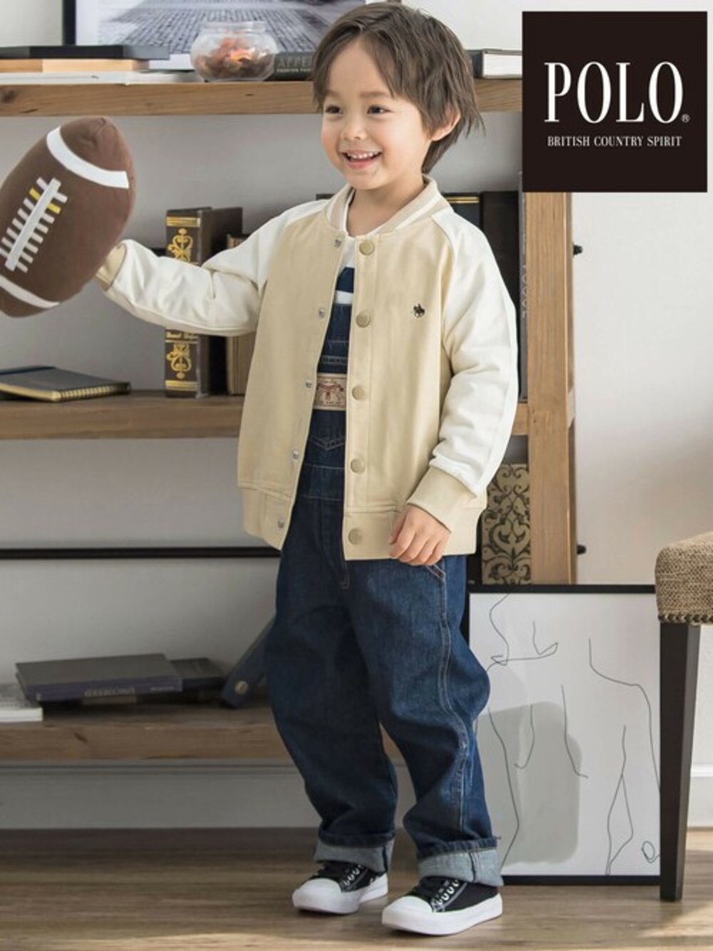 「カジュアル、ボーイッシュ、お出かけコーデ、男の子、春コーデ、カジュアルコーデ、男の子コーデ、SLAPSLIP、スラップスリップ、POLO BCS」｜「SLAP SLIPの【POLO BCS(ポロ・ビーシーエス)×SLAP SLIPコラボ】ラグランスリーブスタジャン(80~130cm)（スタジャン、ベージュ系）」を使った、BEBE ONLINE STOREさん（キッズ・106cm）の春コーディネートの1枚目の写真