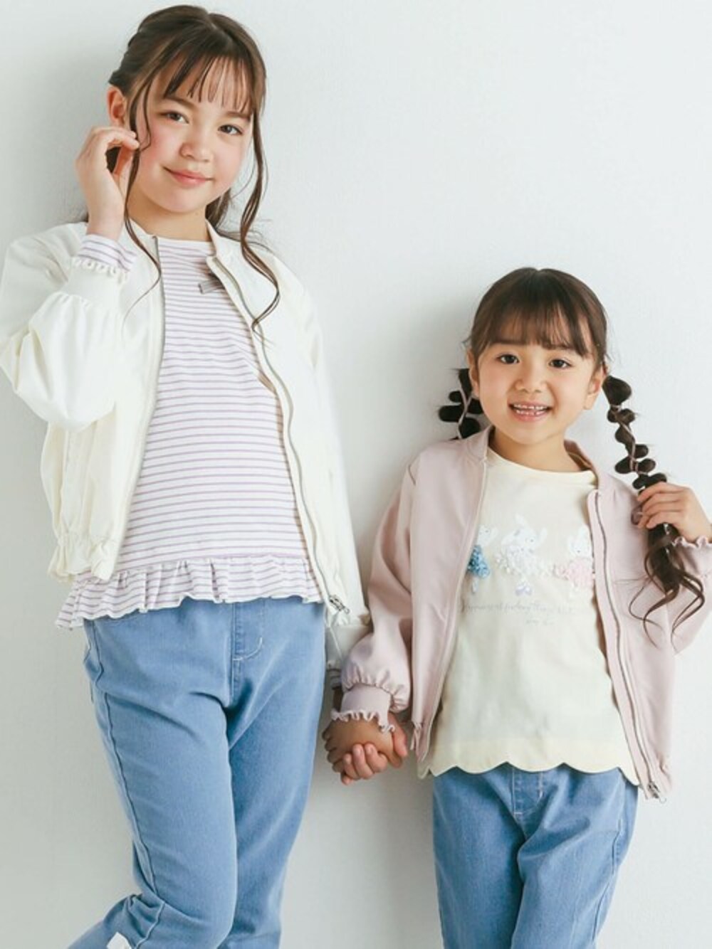 「ガーリー、お出かけコーデ、春コーデ、女の子、夏コーデ、女の子コーデ、デイリーカジュアル、SLAPSLIP、スラップスリップ」｜「SLAP SLIPのリボンモチーフポケットフリルヘムMA-1(90~140cm)（ブルゾン、ピンク系）」を使った、BEBE ONLINE STOREさん（キッズ・106cm）の春コーディネートの1枚目の写真