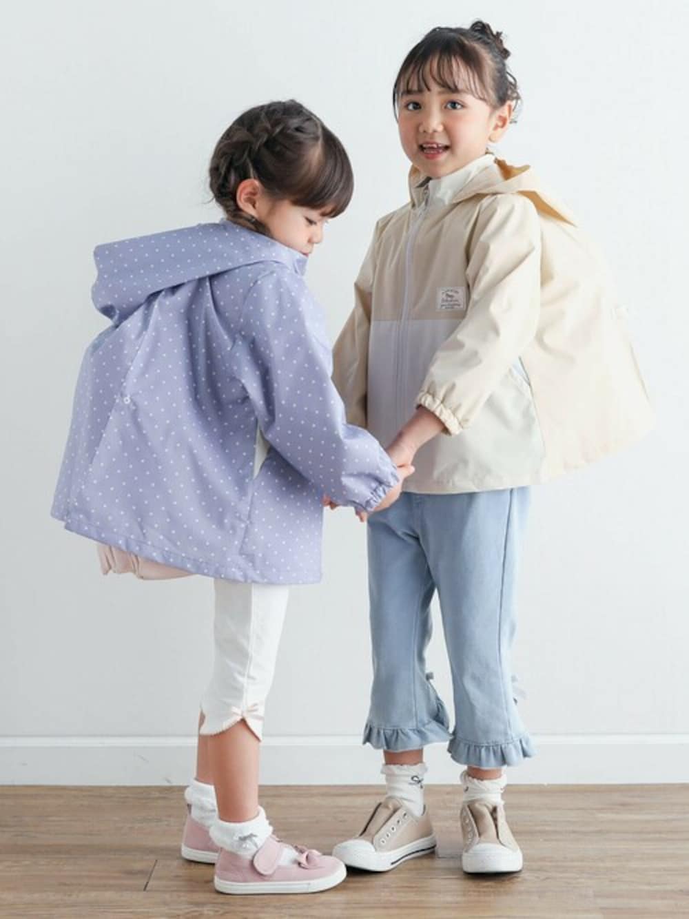 「お出かけコーデ、キッズコーデ、春コーデ、女の子、夏コーデ、女の子コーデ、デイリーカジュアル、SLAPSLIP、スラップスリップ」｜「SLAP SLIPの【強撥水】切り替えドット総柄ウィンドブレーカー(90~140cm)（ナイロンジャケット、ベージュ系）」を使った、BEBE ONLINE STOREさん（キッズ・113cm）の春コーディネートの1枚目の写真