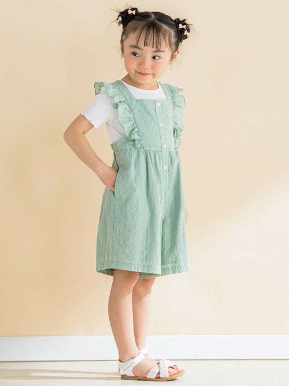 「サロペット、Tシャツ、レース、ガーリー、通学、女の子、おでかけコーデ、お洒落さんとつながりたい、通園コーデ、Noeil aime BeBe」｜「Noeil aime BeBeのコットンレース肩フリルサロペット(90~130cm)（サロペット/オーバーオール、グリーン系）」を使った、BEBE ONLINE STOREさん（キッズ・108cm）の春コーディネートの1枚目の写真