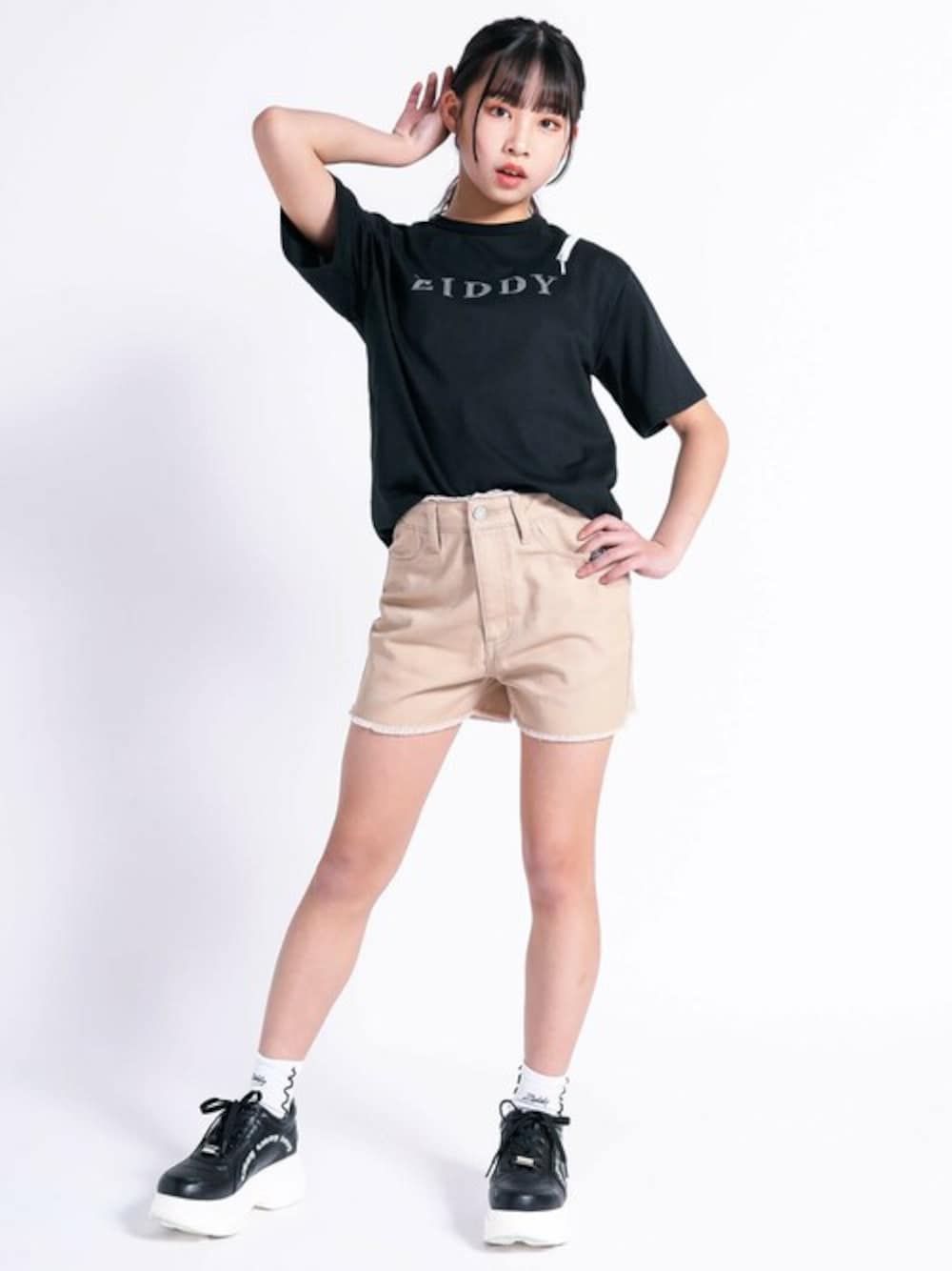 「カジュアル、Tシャツ、フリンジ、女の子、スカパン、通学コーデ、韓国ファッション、ZIDDY、お洒落さんと繋がりたい、y2k」｜「ZIDDYの肩スリット短丈ヘンリーネックTシャツ(130~160cm)（Tシャツ/カットソー、ブルー系）」を使った、BEBE ONLINE STOREさん（キッズ・151cm）の春コーディネートの1枚目の写真