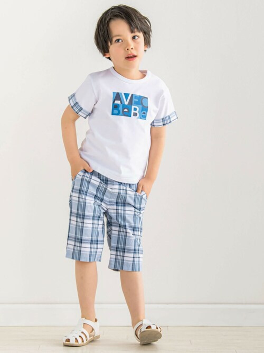 ホワイト系のTシャツ/カットソー、ブルー系のその他パンツ、ホワイト系のサンダルを着用したキッズの春コーディネートの1枚目の写真
