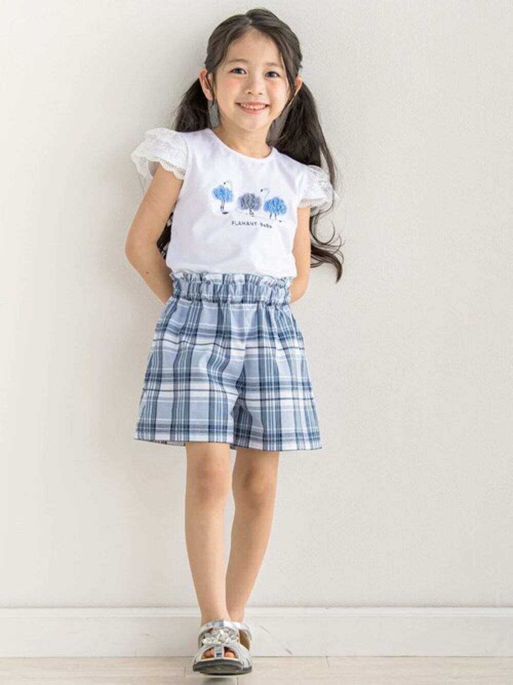 ホワイト系のTシャツ/カットソー、ブルー系のその他パンツ、シルバー系のサンダルを着用したキッズの春コーディネートの1枚目の写真