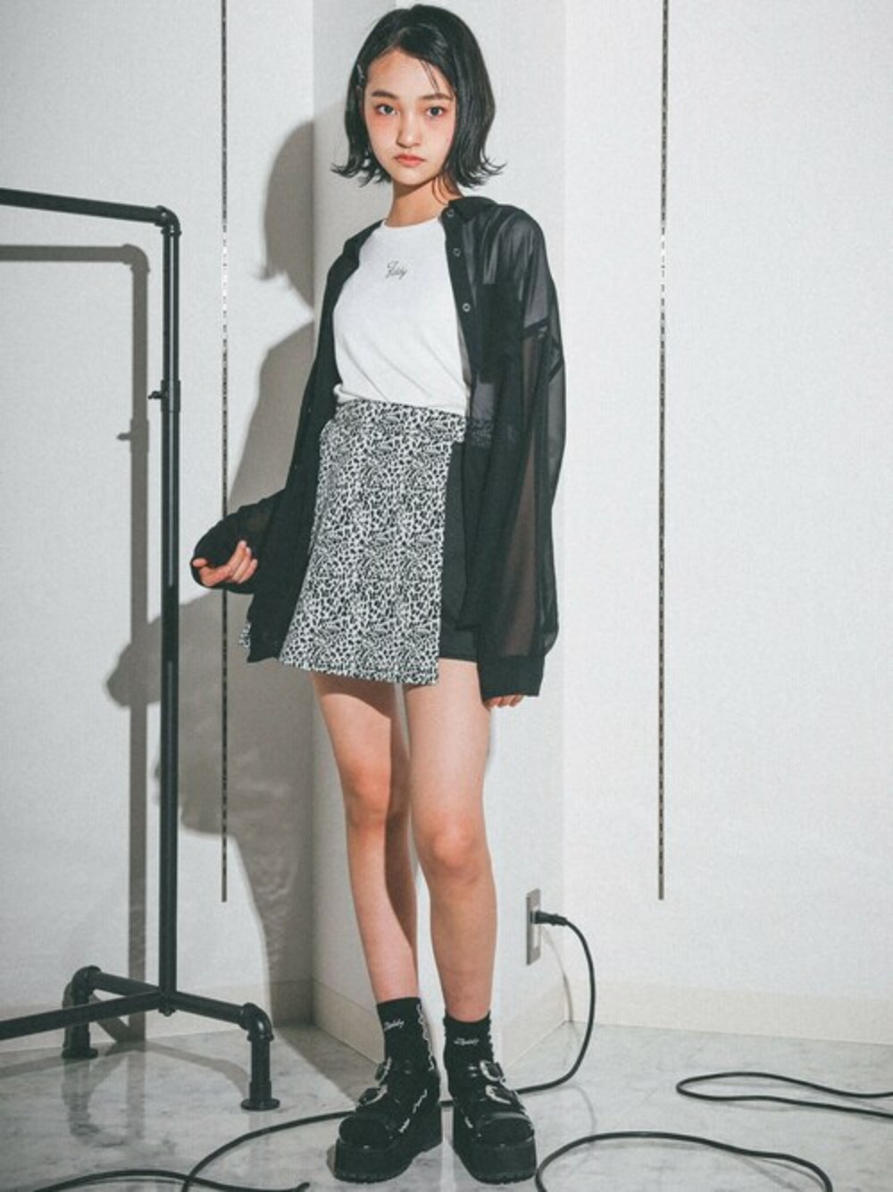 「ストリート、女の子、メッシュ、ドロップショルダー、スカパン、ラップパンツ、韓国ファッション、ZIDDY、お洒落さんと繋がりたい、y2k」｜「ZIDDYの袖開きシアーシャツ＆Tシャツセット(130~160cm)（シャツ/ブラウス、イエロー系）」を使った、BEBE ONLINE STOREさん（キッズ・162cm）の春コーディネートの1枚目の写真