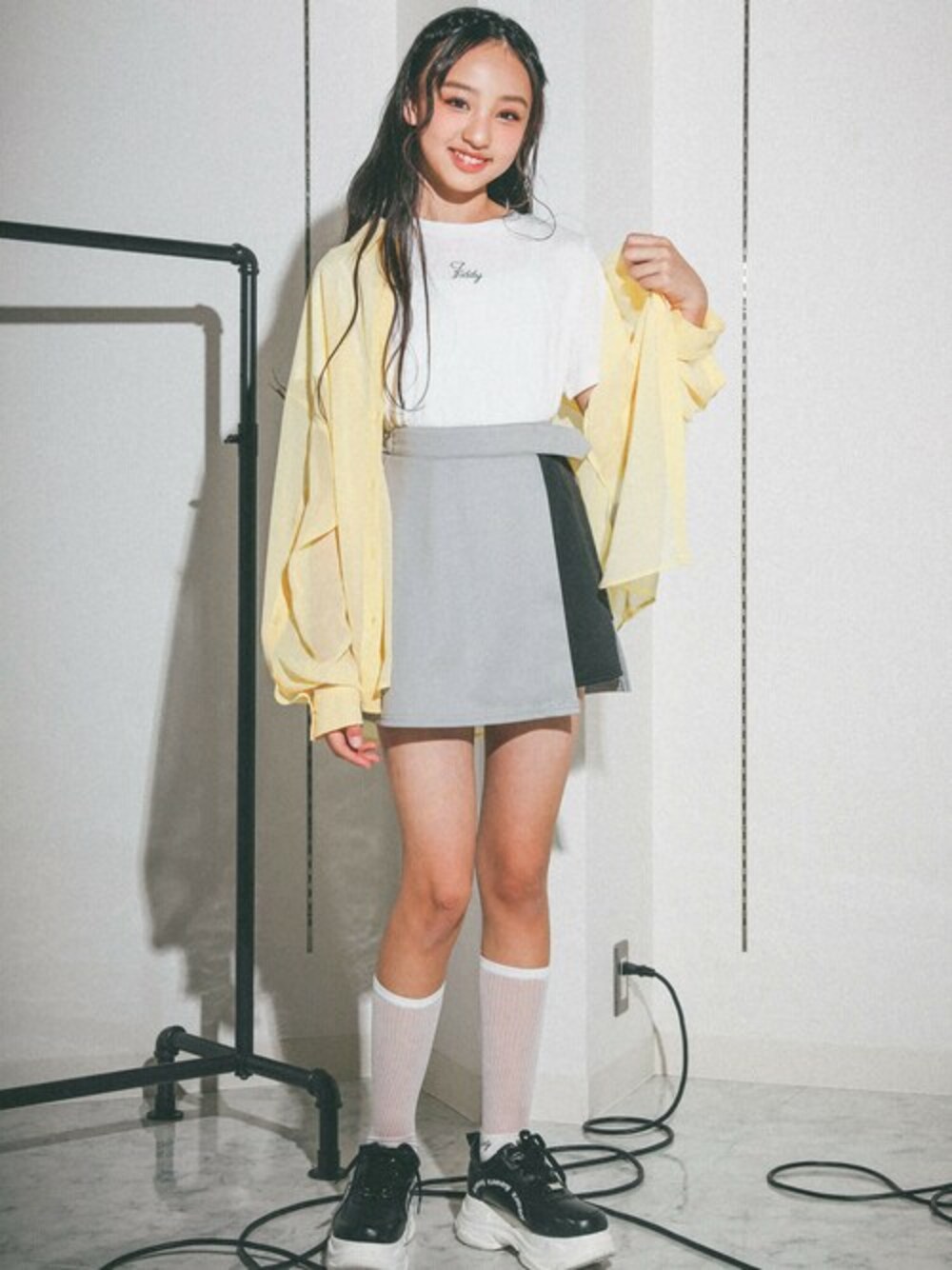 「カジュアル、ストリート、ジャガード、シアーシャツ、女の子、スカパン、韓国ファッション、ZIDDY、お洒落さんと繋がりたい、y2k」｜「ZIDDYの袖開きシアーシャツ＆Tシャツセット(130~160cm)（シャツ/ブラウス、イエロー系）」を使った、BEBE ONLINE STOREさん（キッズ・157cm）の春コーディネートの1枚目の写真