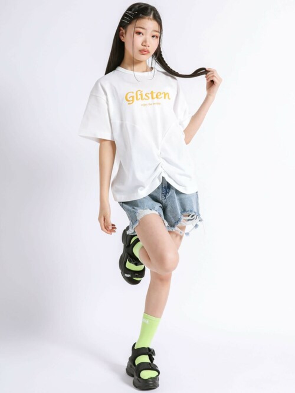 「カジュアル、ストリート、ラメ、デニムパンツ、女の子、変形トップス、韓国ファッション、ZIDDY、y2k、人気アイテムをチェック！」｜「ZIDDYのラメ発泡プリントドロストTシャツ(130~160cm)（Tシャツ/カットソー、ホワイト系）」を使った、BEBE ONLINE STOREさん（キッズ・152cm）の春コーディネートの1枚目の写真